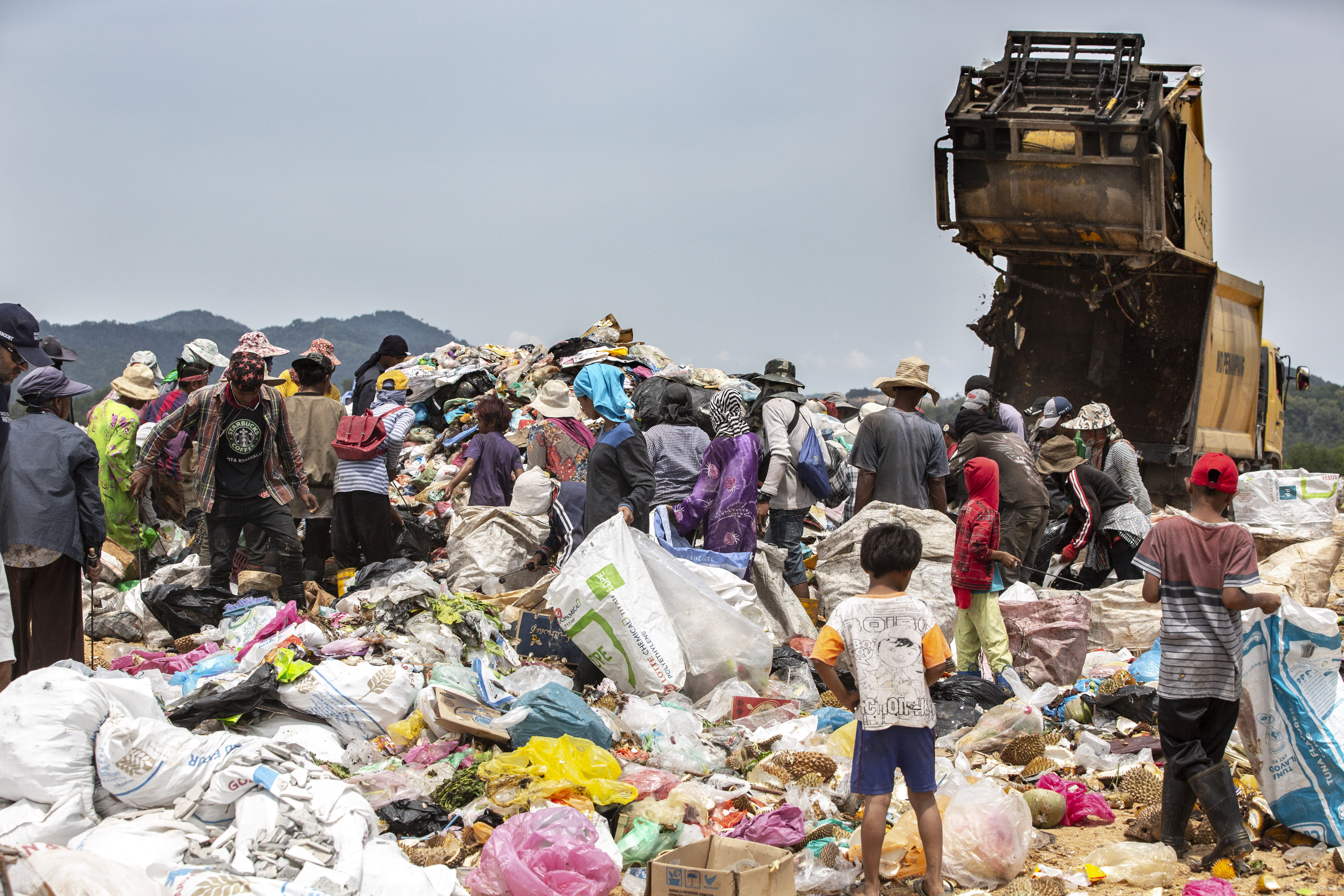 PLASTIC A COLLECTIVE SUICIDE-SCAVENGER_COLLECTING_ON_LANDFILL_KUTA_KINABALU_BORNEO-PHOTO PETER CHARAF-3090 copie.jpg
