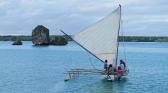Océania, les gardiens des océans - Pirogue dans la baie d_Upi - Ile des pins_©KM.jpeg