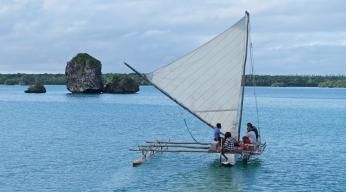 Océania, les gardiens des océans - Pirogue dans la baie d_Upi - Ile des pins_©KM.jpeg