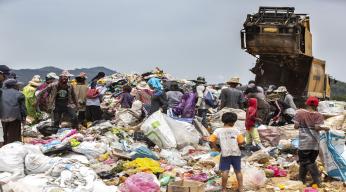 PLASTIC A COLLECTIVE SUICIDE-SCAVENGER_COLLECTING_ON_LANDFILL_KUTA_KINABALU_BORNEO-PHOTO PETER CHARAF-3090 copie.jpg